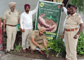 बटाला में पंजाब पुलिस की ओर से वृक्ष लगाने के लिए की गई मुहेम शुरू पेड़ पौधे और वृक्ष ही हमारा जीवन है यदि वृक्ष नहीं लगाई तो मनुष्य का अस्तित्व ही खत्म हो जाएगा , सिटी एस एच ओ जसजीत सिंह