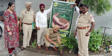 बटाला में पंजाब पुलिस की ओर से वृक्ष लगाने के लिए की गई मुहेम शुरू पेड़ पौधे और वृक्ष ही हमारा जीवन है यदि वृक्ष नहीं लगाई तो मनुष्य का अस्तित्व ही खत्म हो जाएगा , सिटी एस एच ओ जसजीत सिंह