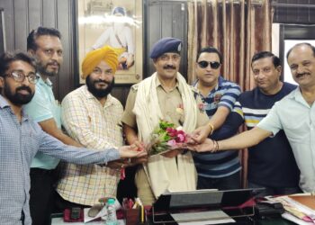 इंडियन जर्नलिस्ट एसोसिएशन ऑफ़ इंडिया के नेशनल प्रेसिडेंट सुखनाम सिंह और वॉइस प्रधान पंजाब संजीव मेहता संजू और उनकी टीम ने बटाला के नव नियुक्त डी एस पी श्री संजीव कुमार को गुलदस्ता देकर की मुलाकात
