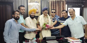 इंडियन जर्नलिस्ट एसोसिएशन ऑफ़ इंडिया के नेशनल प्रेसिडेंट सुखनाम सिंह और वॉइस प्रधान पंजाब संजीव मेहता संजू और उनकी टीम ने बटाला के नव नियुक्त डी एस पी श्री संजीव कुमार को गुलदस्ता देकर की मुलाकात
