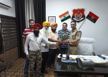 इंडियन जर्नलिस्ट एसोसिएशन ऑफ़ इंडिया के नेशनल प्रेसिडेंट सुखनाम सिंह और वॉइस प्रधान पंजाब संजीव मेहता संजू और उनकी टीम ने बटाला के नव नियुक्त एस एस पी श्री सोहेल कसिम मीर जी को गुलदस्ता देकर की मुलाकात