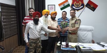 इंडियन जर्नलिस्ट एसोसिएशन ऑफ़ इंडिया के नेशनल प्रेसिडेंट सुखनाम सिंह और वॉइस प्रधान पंजाब संजीव मेहता संजू और उनकी टीम ने बटाला के नव नियुक्त एस एस पी श्री सोहेल कसिम मीर जी को गुलदस्ता देकर की मुलाकात
