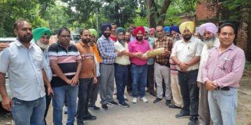 ਕਰਮਚਾਰੀ ਸਹਿਰੀ ਮੰਡਲ ਵੱਲੋਂ ਰਣਧੀਰ ਕੁਮਾਰ ਹਾਂਡਾ ਨੂੰ ਉਪਮੰਡਲ ਅਫਸਰ ਟੈਕਨੀਕਲ 2 ਵਿਖੇ ਤਰੱਕੀ ਹੋਣ ਉਪਰੰਤ ਲੱਗਣ ਤੇ ਕੀਤਾ ਗਿਆ ਸਨਮਾਨਿਤ