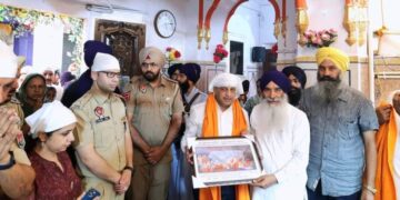 ਡਿਪਟੀ ਕਮਿਸ਼ਨਰ ਸ੍ਰੀ ਓਮਾ ਸ਼ੰਕਰ ਗੁਪਤਾ ਗੁਰਦੁਆਰਾ ਸ੍ਰੀ ਕੰਧ ਸਾਹਿਬ ਵਿਖੇ ਹੋਏ ਨਤਮਸਤਕ