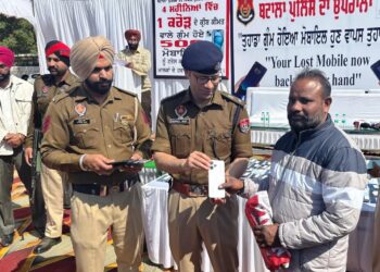 ਬਟਾਲਾ ਪੁਲਿਸ ਵੱਲੋਂ 1 ਕਰੋੜ ਰੁਪਏ ਦੀ ਕੀਮਤ ਵਾਲੇ 500 ਗੁੰਮ ਹੋਏ ਮੋਬਾਇਲ ਫੋਨਾਂ ਨੂੰ ਰਿਕਵਰ ਕਰਕੇ ਉਨਾਂ ਦੇ ਅਸਲ ਮਾਲਕਾਂ ਦੇ ਹਵਾਲੇ ਕੀਤਾ ਜਾ ਚੁੱਕਾ ਹੈ- ਸੁਹੇਲ ਕਾਸਮ ਮੀਰ, ਐਸ.ਐਸ.ਪੀ
