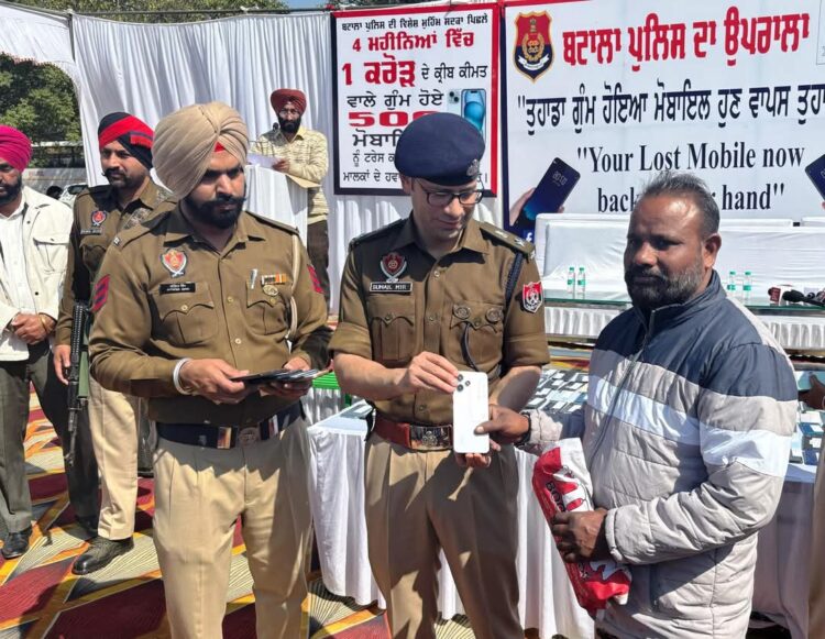 ਬਟਾਲਾ ਪੁਲਿਸ ਵੱਲੋਂ 1 ਕਰੋੜ ਰੁਪਏ ਦੀ ਕੀਮਤ ਵਾਲੇ 500 ਗੁੰਮ ਹੋਏ ਮੋਬਾਇਲ ਫੋਨਾਂ ਨੂੰ ਰਿਕਵਰ ਕਰਕੇ ਉਨਾਂ ਦੇ ਅਸਲ ਮਾਲਕਾਂ ਦੇ ਹਵਾਲੇ ਕੀਤਾ ਜਾ ਚੁੱਕਾ ਹੈ- ਸੁਹੇਲ ਕਾਸਮ ਮੀਰ, ਐਸ.ਐਸ.ਪੀ