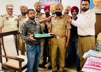 ਡਿਪਟੀ ਕਮਿਸ਼ਨਰ ਸ੍ਰੀ ਦਲਵਿੰਦਰਜੀਤ ਸਿੰਘ ਵਲੋਂ ਤਲਵਿੰਦਰ ਸਿੰਘ ਨੂੰ ਏ.ਐੱਸ.ਆਈ. ਬਣਨ ਤੇ ਸਟਾਰ ਲਗਾਇਆ