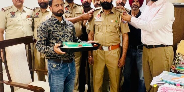 ਡਿਪਟੀ ਕਮਿਸ਼ਨਰ ਸ੍ਰੀ ਦਲਵਿੰਦਰਜੀਤ ਸਿੰਘ ਵਲੋਂ ਤਲਵਿੰਦਰ ਸਿੰਘ ਨੂੰ ਏ.ਐੱਸ.ਆਈ. ਬਣਨ ਤੇ ਸਟਾਰ ਲਗਾਇਆ