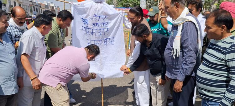 ਹੀਰਾ ਵਾਲੀਆ ਦੀ ਅਗਵਾਈ ਹੇਠ ਭਾਜਪਾ ਨੇ ਪਾਕਿਸਤਾਨ ਅਤੇ ਅੱਤਵਾਦ ਦਾ ਪੁਤਲਾ ਫੂਕਿਆ