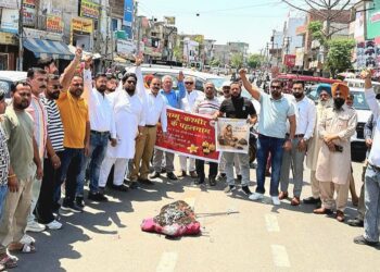 *ਅੱਜ ਬਜਰੰਗ ਦਲ ਹਿੰਦੂਸਤਾਨ ਬਟਾਲਾ ਵਲੋ ਜੰਮੂ-ਕਸ਼ਮੀਰ ਦੇ ਪਹਿਲਗਾਮ ‘ਚ ਹੋਏ ਅੱਤਵਾਦੀ ਹਮਲੇ ਦੇ ਪੀੜਤਾਂ ਨੂੰ ਸਰਧਾਂਜਲੀ ਦੇਣ ਅਤੇ ਪਾਕਿਸਤਾਨ ਅੱਤਵਾਦੀ ਦੇ ਖਿਲਾਫ਼ ਪ੍ਰਦਰਸ਼ਨ ਕੀਤਾ ਅਤੇ ਅੱਤਵਾਦ ਦਾ ਪੁਤਲਾ ਸਾੜਿਆ,*