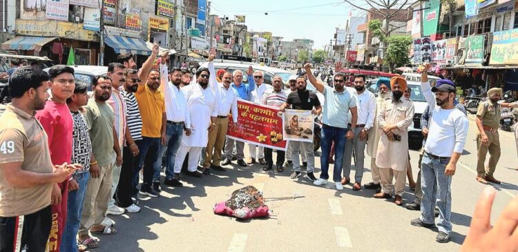 *ਅੱਜ ਬਜਰੰਗ ਦਲ ਹਿੰਦੂਸਤਾਨ ਬਟਾਲਾ ਵਲੋ ਜੰਮੂ-ਕਸ਼ਮੀਰ ਦੇ ਪਹਿਲਗਾਮ ‘ਚ ਹੋਏ ਅੱਤਵਾਦੀ ਹਮਲੇ ਦੇ ਪੀੜਤਾਂ ਨੂੰ ਸਰਧਾਂਜਲੀ ਦੇਣ ਅਤੇ ਪਾਕਿਸਤਾਨ ਅੱਤਵਾਦੀ ਦੇ ਖਿਲਾਫ਼ ਪ੍ਰਦਰਸ਼ਨ ਕੀਤਾ ਅਤੇ ਅੱਤਵਾਦ ਦਾ ਪੁਤਲਾ ਸਾੜਿਆ,*