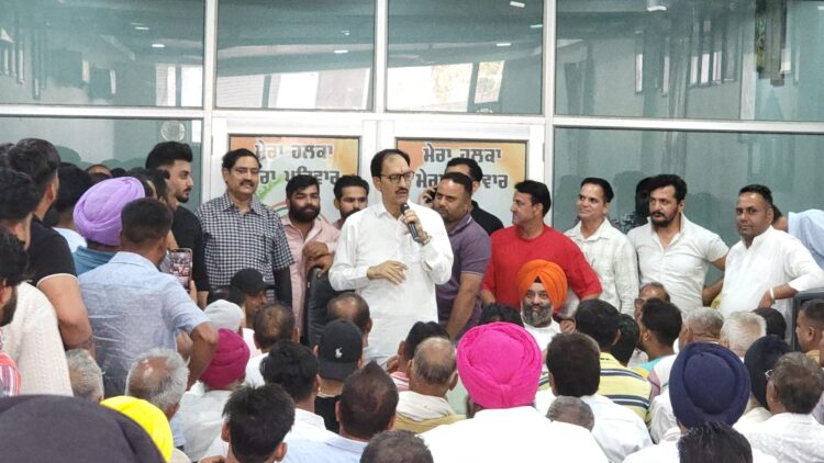 नौजवानों ने आप पार्टी को अलविदा कहते हुए थामा कांग्रेस पार्टी का हाथ हुए शामिल 