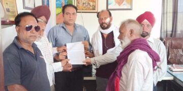 इफ्टू पंजाब ने मान सरकार द्वारा मजदूरों की दिहाड़ी 8 घंटे से बढ़ाकर 12 घंटे करने के फैसले के विरोध में पंजाब के कैबिनेट मंत्री लाल चंद कटारूचक को ज्ञापन सौंपकर कानून वापस लेने की मांग की
