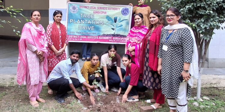 ਵਾਤਾਵਰਨ ਸੰਭਾਲ ਦੀ ਪਹਲ: ਜਿਲ੍ਹਾ ਕਾਨੂੰਨੀ ਸੇਵਾਵਾਂ ਅਥਾਰਟੀ ਵੱਲੋਂ ਟ੍ਰੀ ਪਲਾਂਟੇਸ਼ਨ ਡਰਾਇਵ
