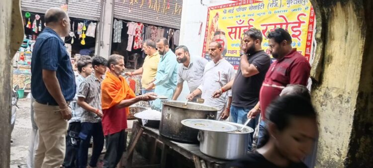 एक मीटिंग चौधरी मैया दास मिस्त्री शिवाला मंदिर मे हुई