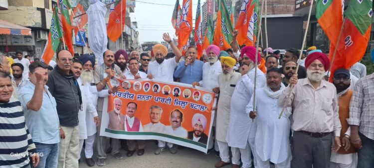 ਭਾਜਪਾ ਆਗੂਆਂ ਨੇ ਬਟਾਲਾ ਵਿੱਚ ਫੂਕਿਆ ਪੰਜਾਬ ਸਰਕਾਰ ਦਾ ਪੁਤਲਾ 