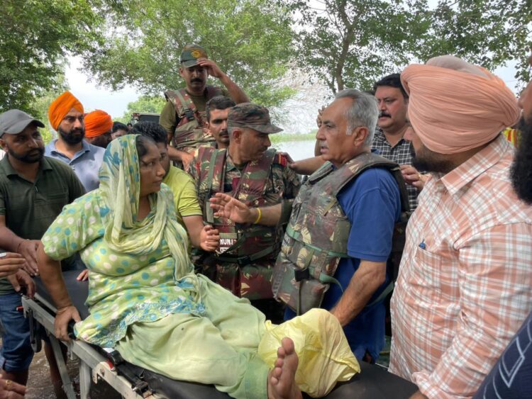 ਚੇਅਰਮੈਨ ਰਮਨ ਬਹਿਲ ਨੇ ਹੜ੍ਹ ਪ੍ਰਭਾਵਿਤ ਲੋਕਾਂ ਤੱਕ ਰਾਹਤ ਸਮੱਗਰੀ ਪਹੁੰਚਾਈ