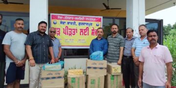 सेवा भारती गुरदासपुर द्वारा बाढ़ प्रभावित क्षेत्रों में पीड़ित लोगों को जरूरत का सामान बांटा गया।