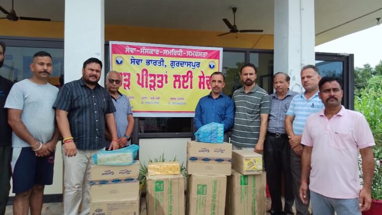 सेवा भारती गुरदासपुर द्वारा बाढ़ प्रभावित क्षेत्रों में पीड़ित लोगों को जरूरत का सामान बांटा गया।