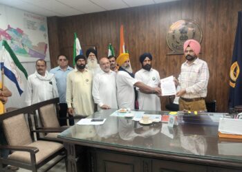 बाढ़ प्रभावित किसानों, मजदूरों और आम जनता के समर्थन में एडीसी पठानकोट को एक ज्ञापन सौंपा, 