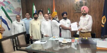 बाढ़ प्रभावित किसानों, मजदूरों और आम जनता के समर्थन में एडीसी पठानकोट को एक ज्ञापन सौंपा, 
