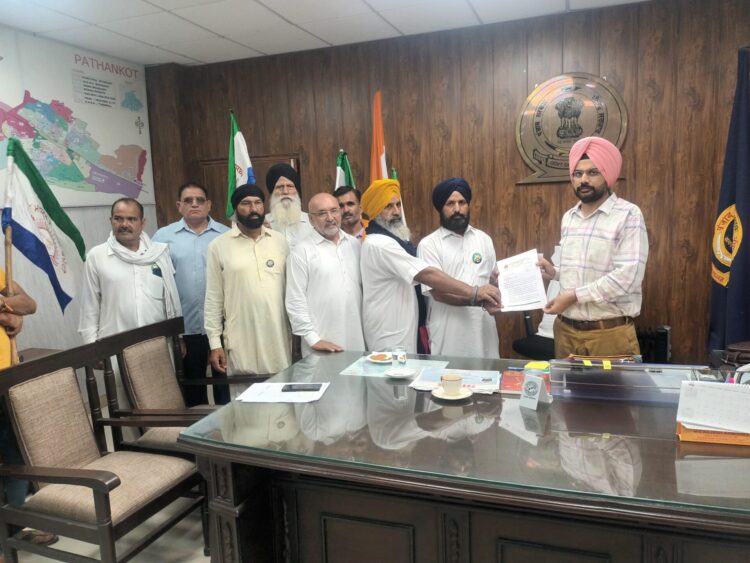बाढ़ प्रभावित किसानों, मजदूरों और आम जनता के समर्थन में एडीसी पठानकोट को एक ज्ञापन सौंपा, 