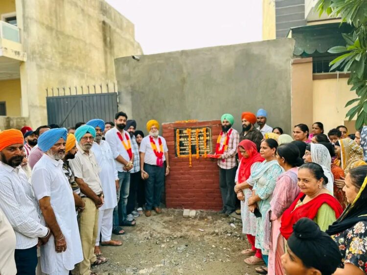 ਬਟਾਲਾ ਸ਼ਹਿਰ ਅੰਦਰ ਵਿਕਾਸ ਜਾਰੀ- ਲੋਕਾਂ ਦੀ ਚਿਰੋਕਣੀ ਮੰਗ ਪੂਰੀ ਕਰਦਿਆਂ ਵਾਰਡ ਨੰਬਰ 48 ਵਿਖੇ ਗਲੀ ਬਣਾਉਣ ਦਾ ਕੰਮ ਸ਼ੁਰੂ