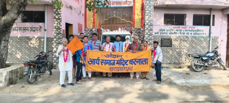 आर्य समाज गांव बरनाला द्वारा बाढ़ पीड़ित को राहत समाग्री भेंट की गई