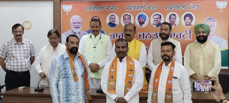 ਹਲਕਾ ਬਟਾਲਾ ਅੰਦਰ ਭਾਜਪਾ ਨੂੰ ਮਿਲਿਆ ਵੱਡਾ ਬਲ ਅਕਾਲੀ ਦਲ ਅਤੇ ਆਮ ਆਦਮੀ ਪਾਰਟੀ ਛੱਡ ਕੇ ਕੌਂਸਲਰ ਭਾਜਪਾ ਵਿਚ ਹੋਏ ਸ਼ਾਮਲ