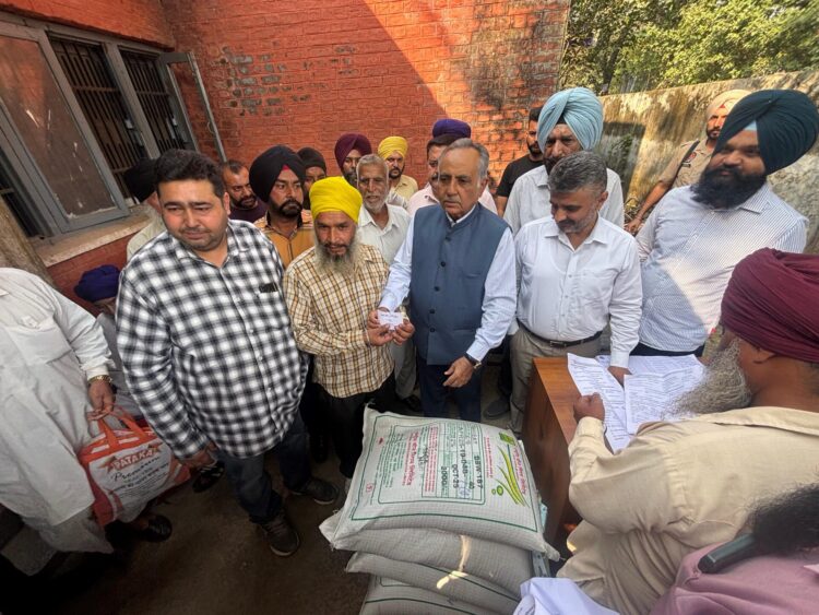 ਰਮਨ ਬਹਿਲ ਨੇ ਹੜ੍ਹ ਪ੍ਰਭਾਵਿਤ ਕਿਸਾਨਾਂ ਨੂੰ ਕਣਕ ਦਾ ਮੁਫ਼ਤ ਬੀਜ ਵੰਡਣ ਦੀ ਕਰਵਾਈ ਸ਼ੁਰੂਆਤ