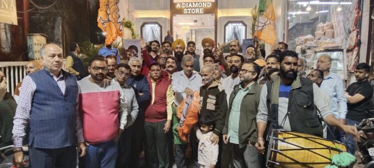 ਬਿਹਾਰ ਵਿੱਚ ਹੋਈ ਵੱਡੀ ਜਿੱਤ ਦੀ ਖੁਸ਼ੀ ਵਿੱਚ ਭਾਜਪਾ ਨੇ ਵੰਡੇ ਲੱਡੂ ਅਤੇ ਮਨਾਈ ਖੁਸ਼ੀ 